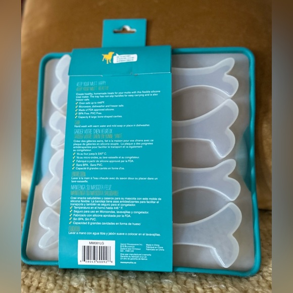 Messy Mutts Bake & Freeze Silicone Treat Maker NEW 8 Bones - Picture 2 of 3